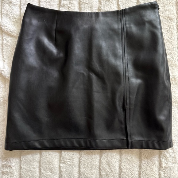 Juicy Couture Y2K Black Faux Leather Mini Skirt Size XS (26) - Picture 2 of 7